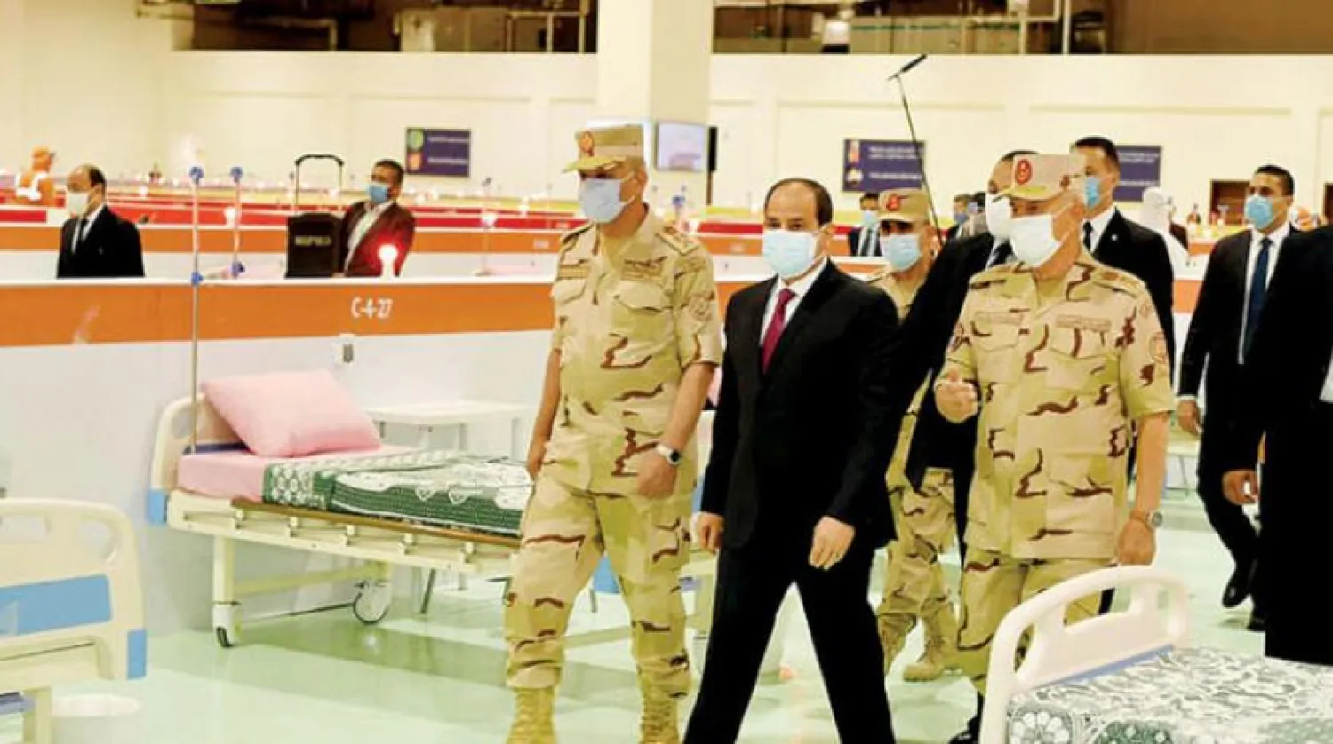 Mısır Devlet Başkanı sahra hastanesini incelediği sırada (Mısır Cumhurbaşkanlığı)
