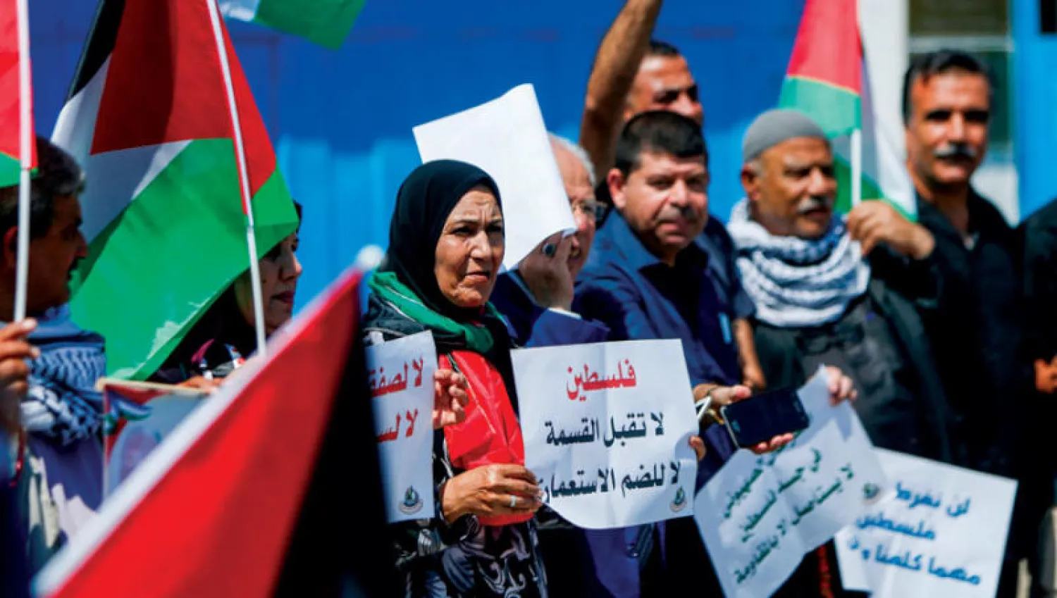 فلسطينيون في مظاهرة الاثنين ضد ضم إسرائيل لمناطق في الضفة (أ.ف.ب)