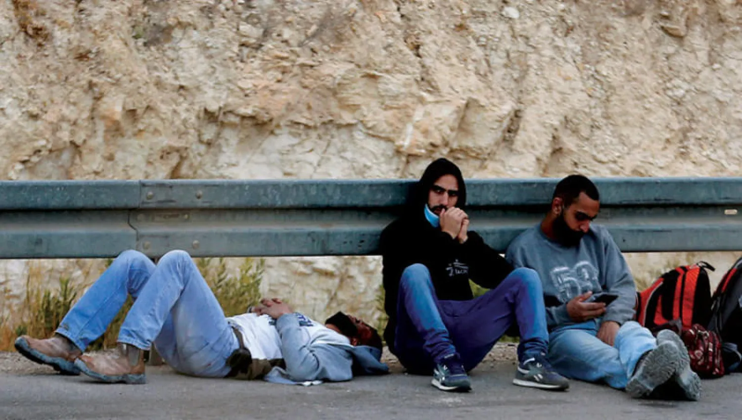 مخاوف موجة ثانية من «كورونا» منعت العمال الفلسطينيين في الخليل الدخول إلى إسرائيل (رويترز)