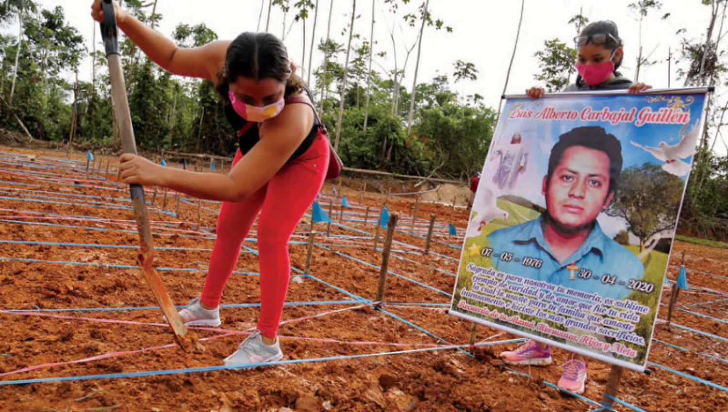 شابة تحفر في «مقبرة كوفيد» قرب مدينة إكويتوس في البيرو احتجاجاً على دفن 1200 جثة فيها (أ.ف.ب)