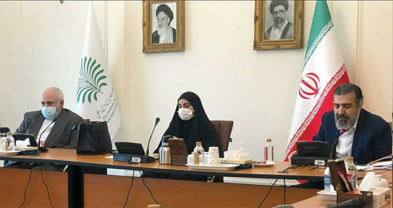 صورة نشرتها «الخارجية» الإيرانية من حضور ظريف اجتماع لجنة متابعة مقتل سليماني بحضور ابنته زينب سليماني الأسبوع الماضي
