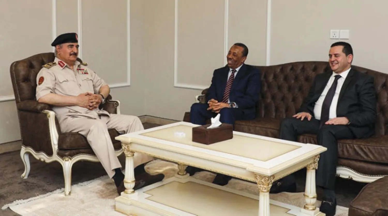 اجتماع حفتر مع رئيس الحكومة المؤقتة ووزير خارجيتها فى شرق ليبيا مساء الاثنين (الجيش الوطني الليبي)