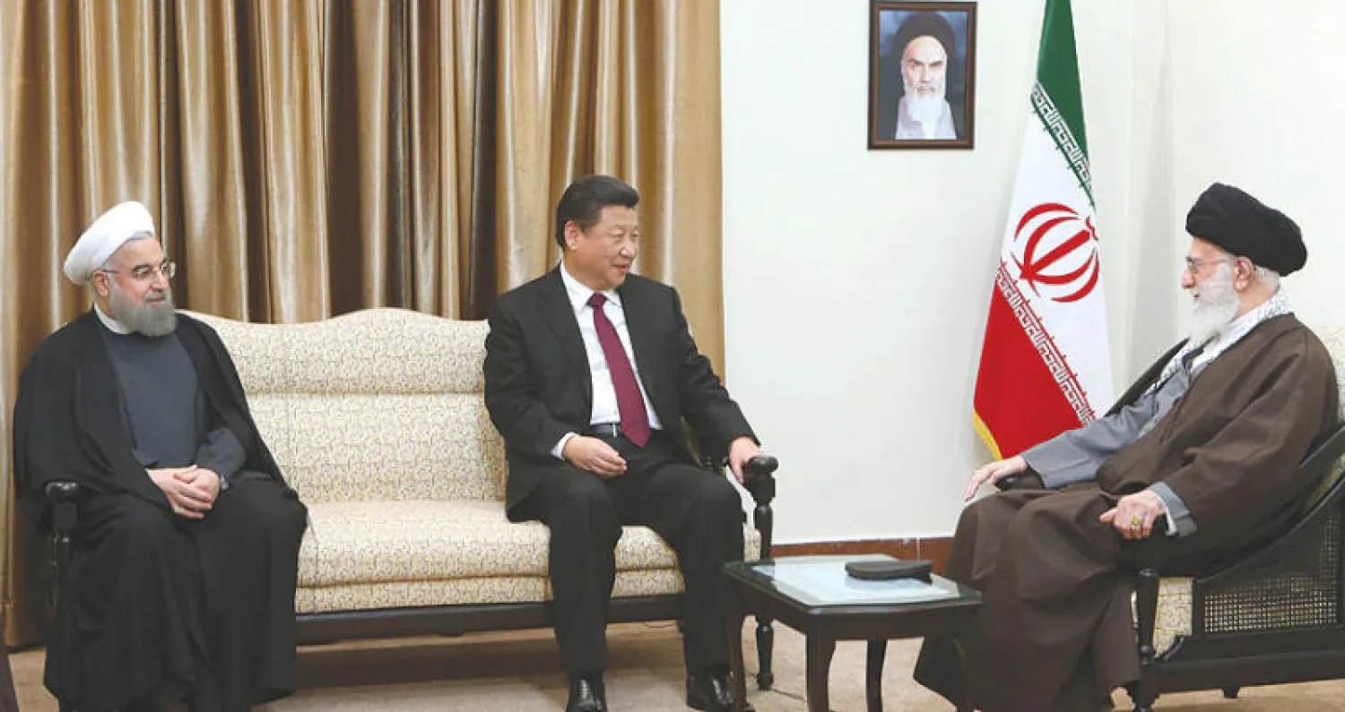 صورة نشرها موقع خامنئي لدى استقباله الرئيس الصيني شي جين بينغ بحضور الرئيس الإيراني حسن روحاني في يناير 2016
