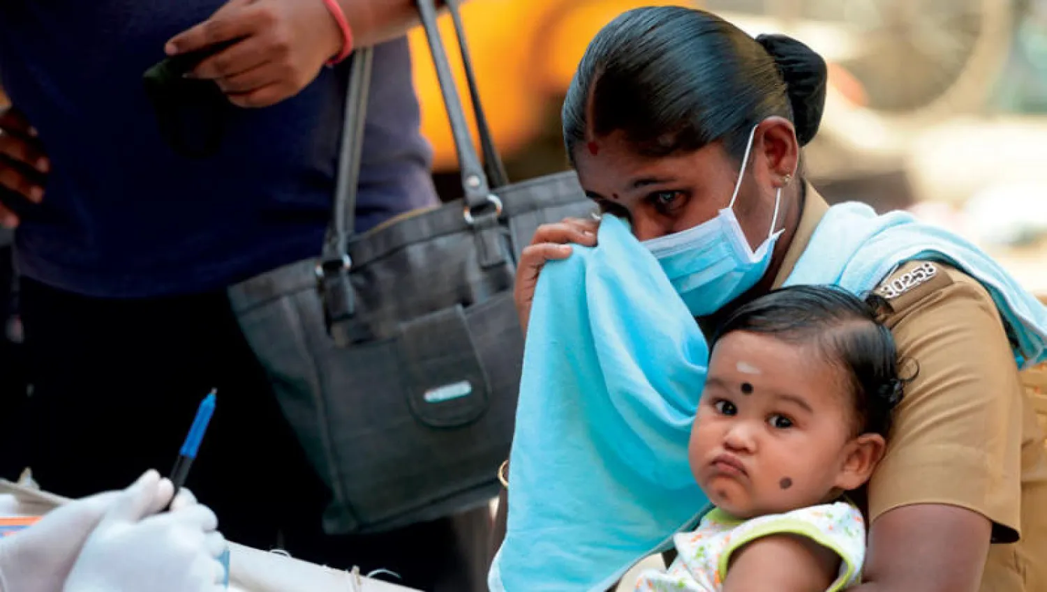 جانب من فحص «كورونا» في عيادة ميدانية في الهند (أ.ف.ب)