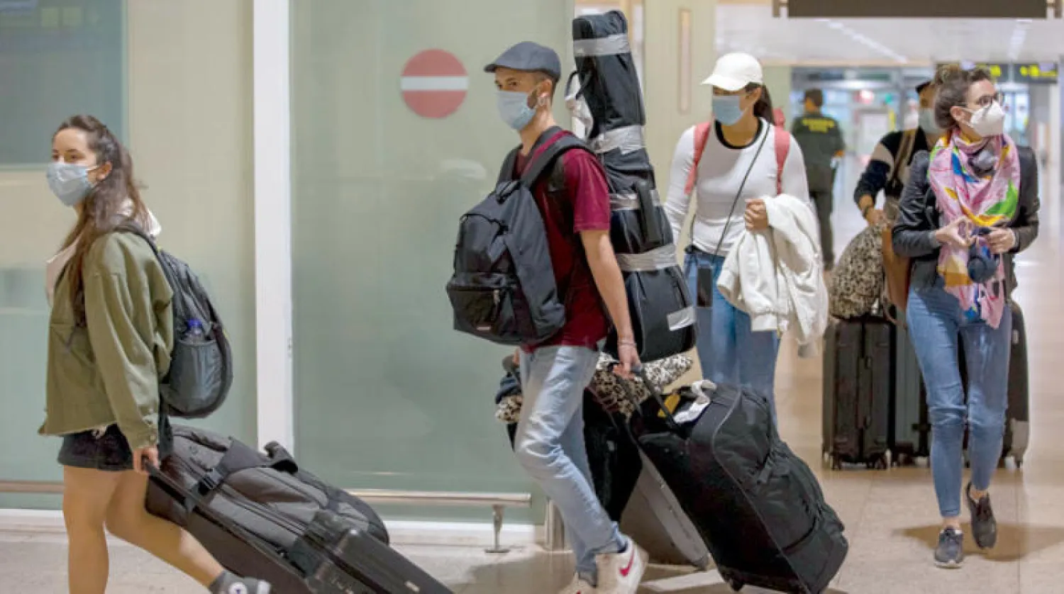 مسافرون في مطار مدينة برشلونة الإسبانية (أ.ف.ب)