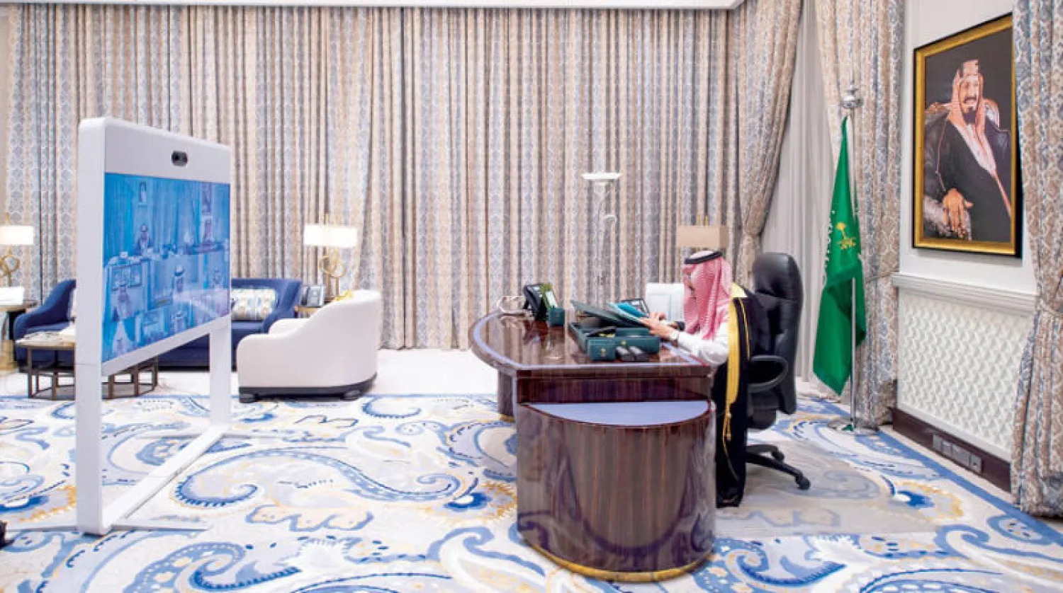 خادم الحرمين الشريفين لدى ترؤسه الجلسة المرئية لمجلس الوزراء (واس)