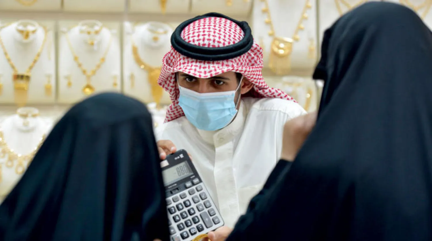 الحركة التجارية نهاراً في السعودية في حدودها القليلة مع الاحترازات (أ.ف.ب)