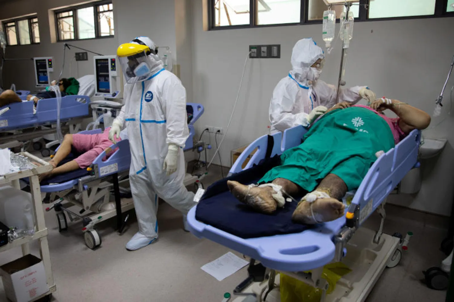 مصابون بكورونا في مستشفى بالفلبين (رويترز)