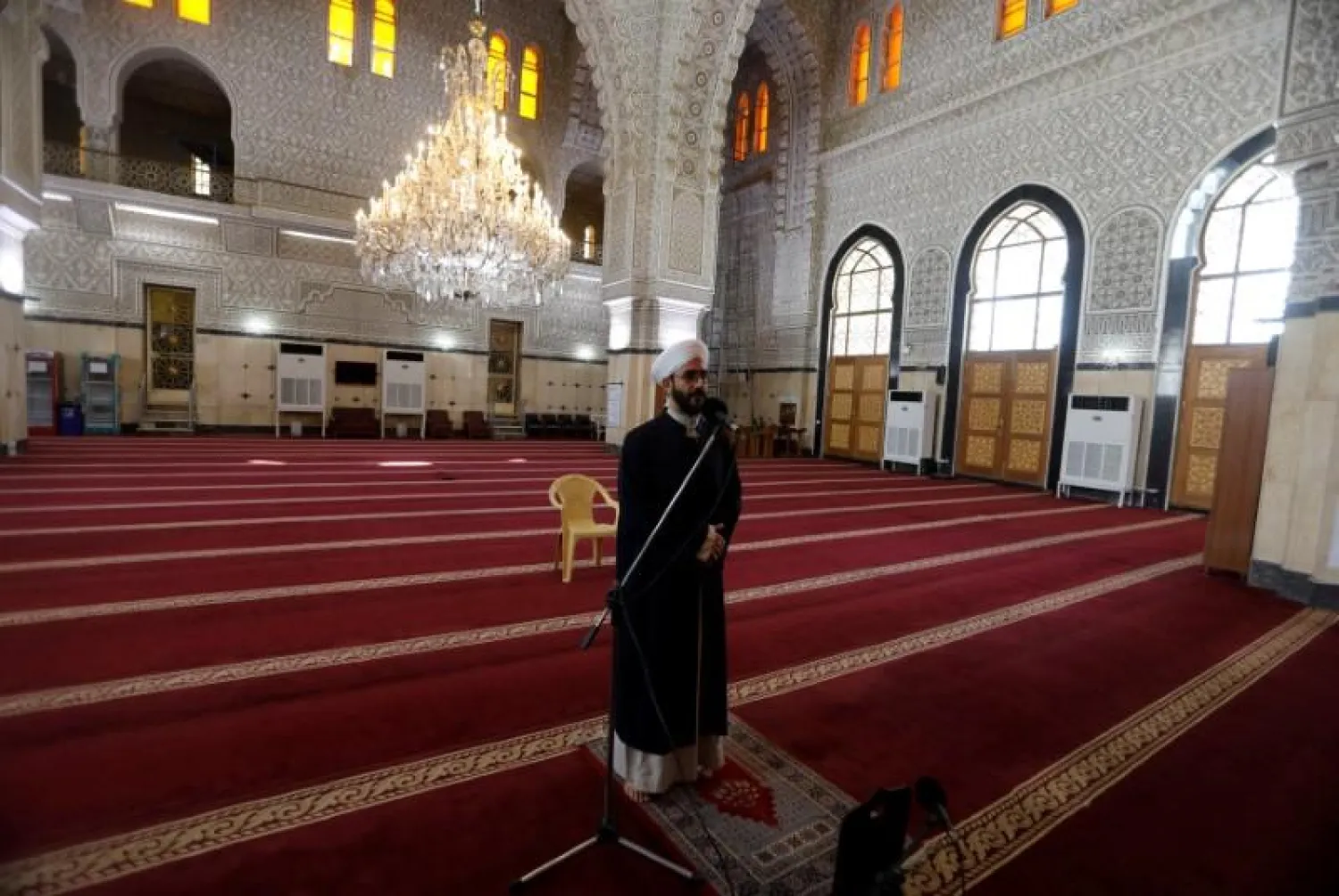 A cleric prays in an empty mosque, as Friday prayers were suspended in many countries following the spread of the coronavirus disease (COVID-19) (File photo: Reuters)
