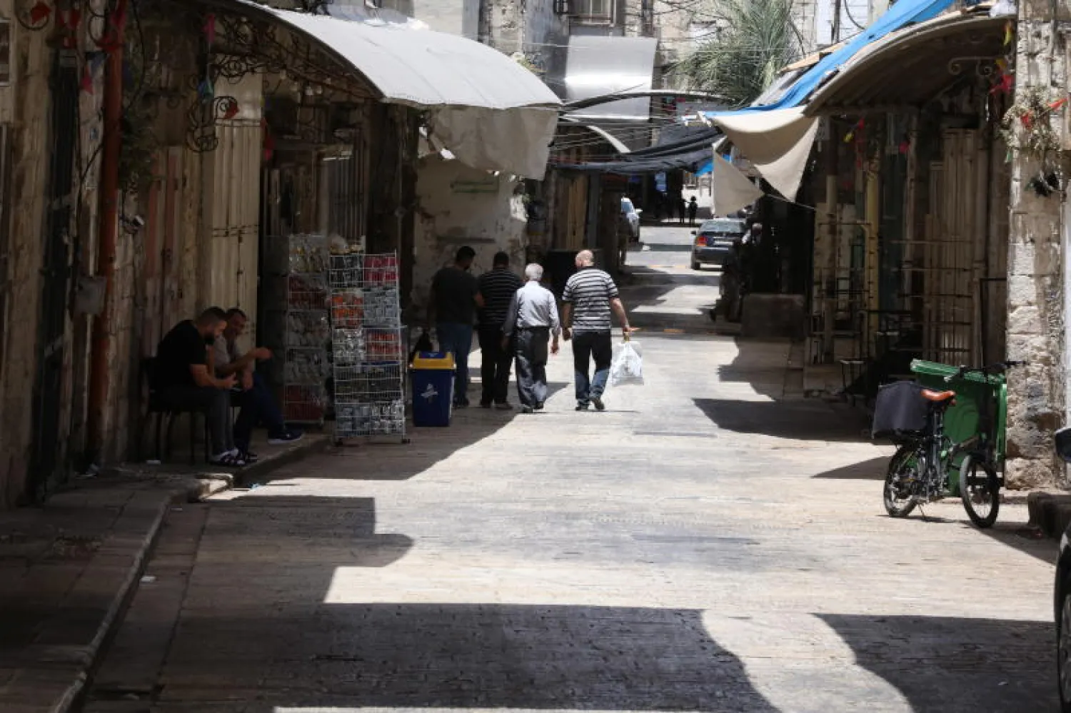 مارة في شارع بمحافظة نابلس بالضفة الغربية وسط تفشي فيروس كورونا (إ.ب.أ)