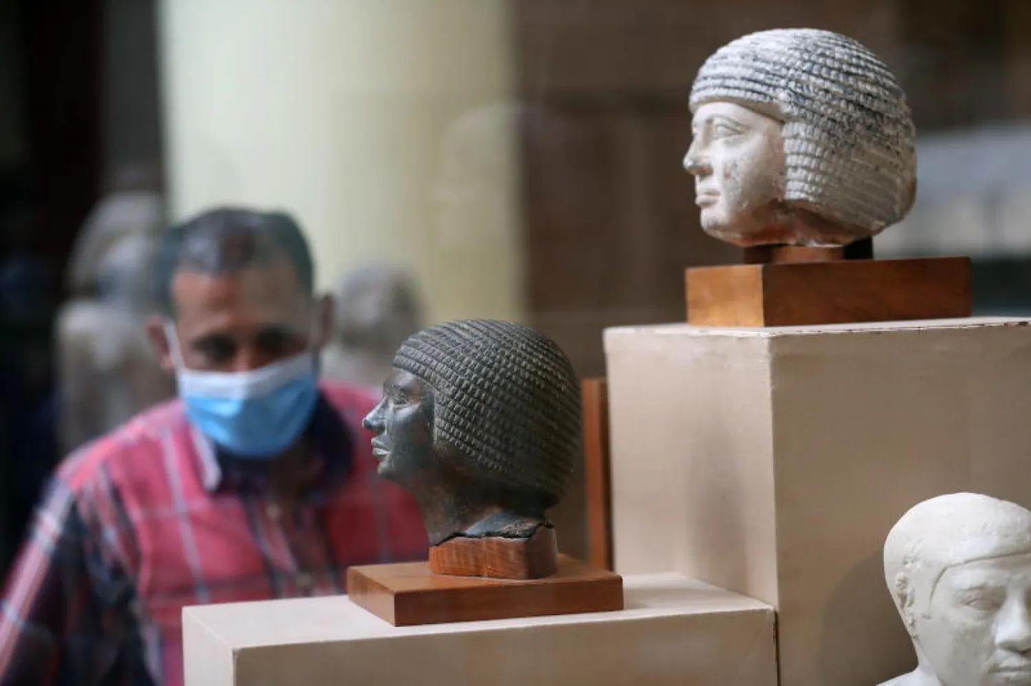 داخل المتحف المصري بالقاهرة بعد فتحه للزوار (إ.ب.أ)