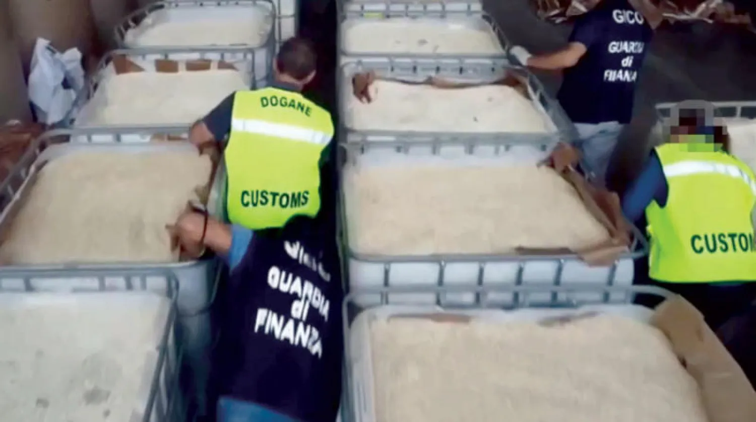 عناصر من الشرطة الإيطالية لدى مصادرة الحبوب المخدرة أمس (إ.ب.أ)