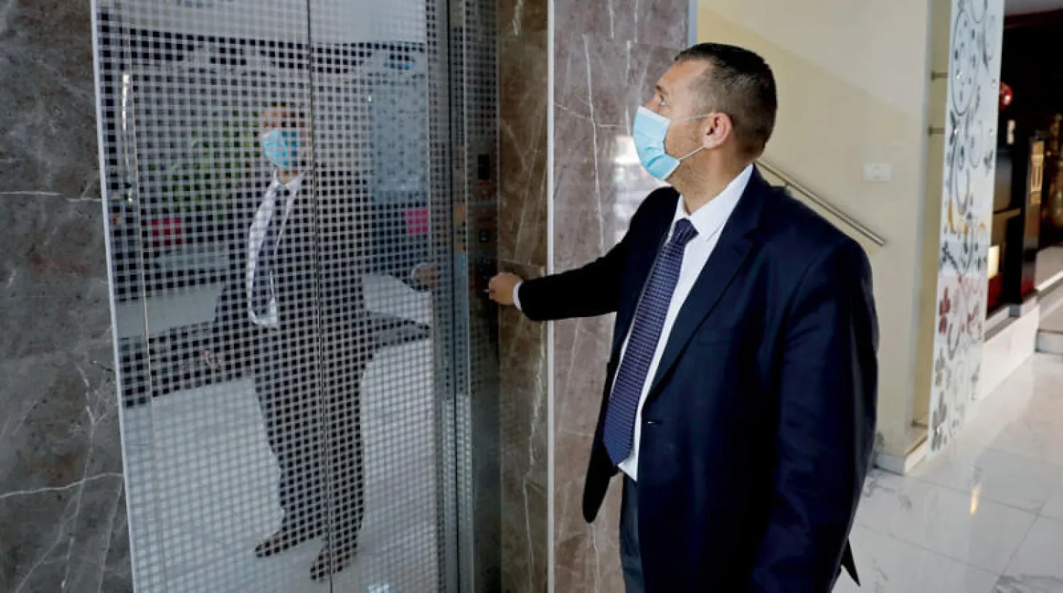 مدير أحد الفنادق في الخليل التي أغلقت أبوابها تحسباً لتفشي «كوفيد - 19» من جديد (رويترز)