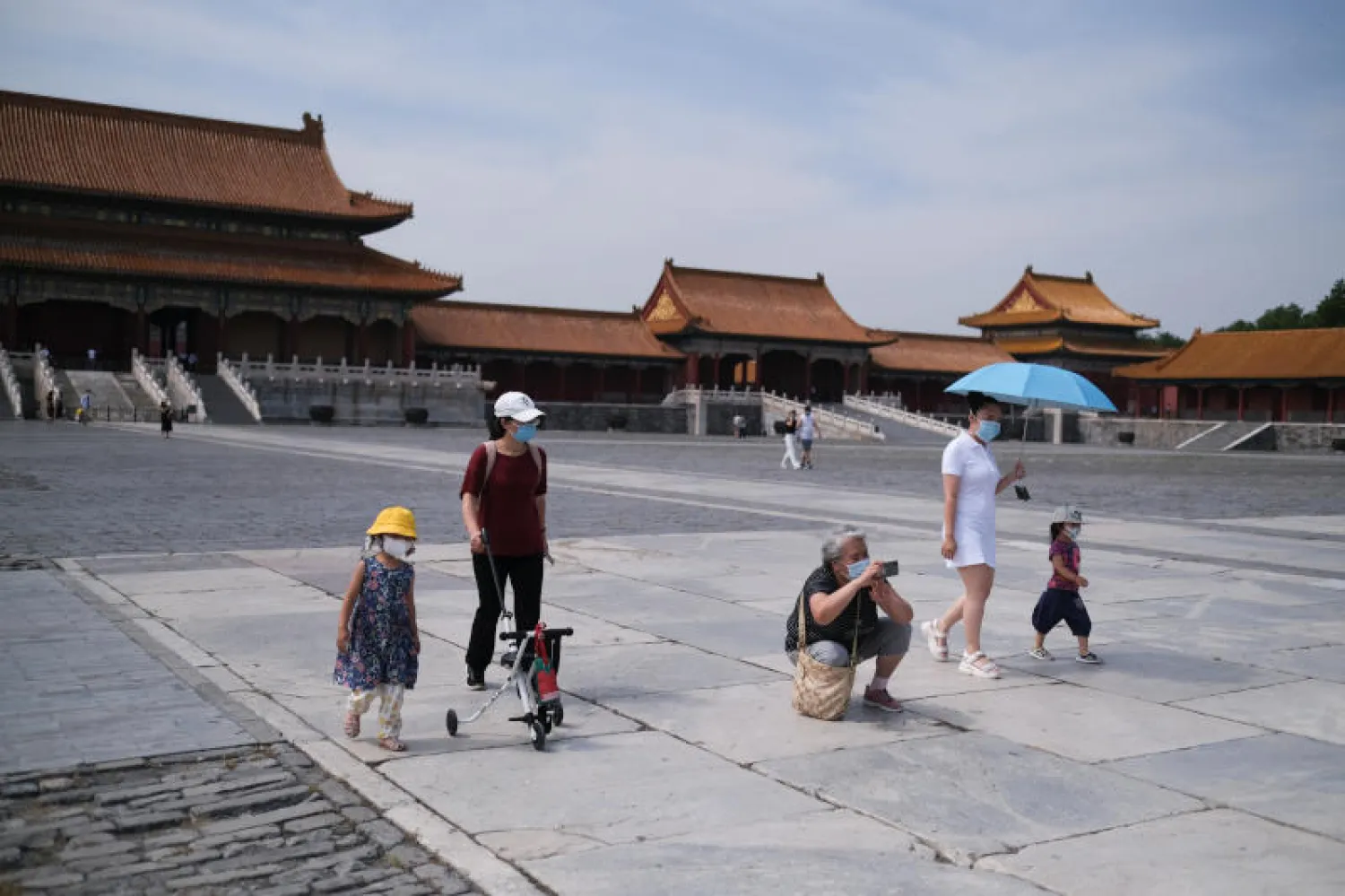 صينيون داخل المدينة المحرّمة في بكين (رويترز)