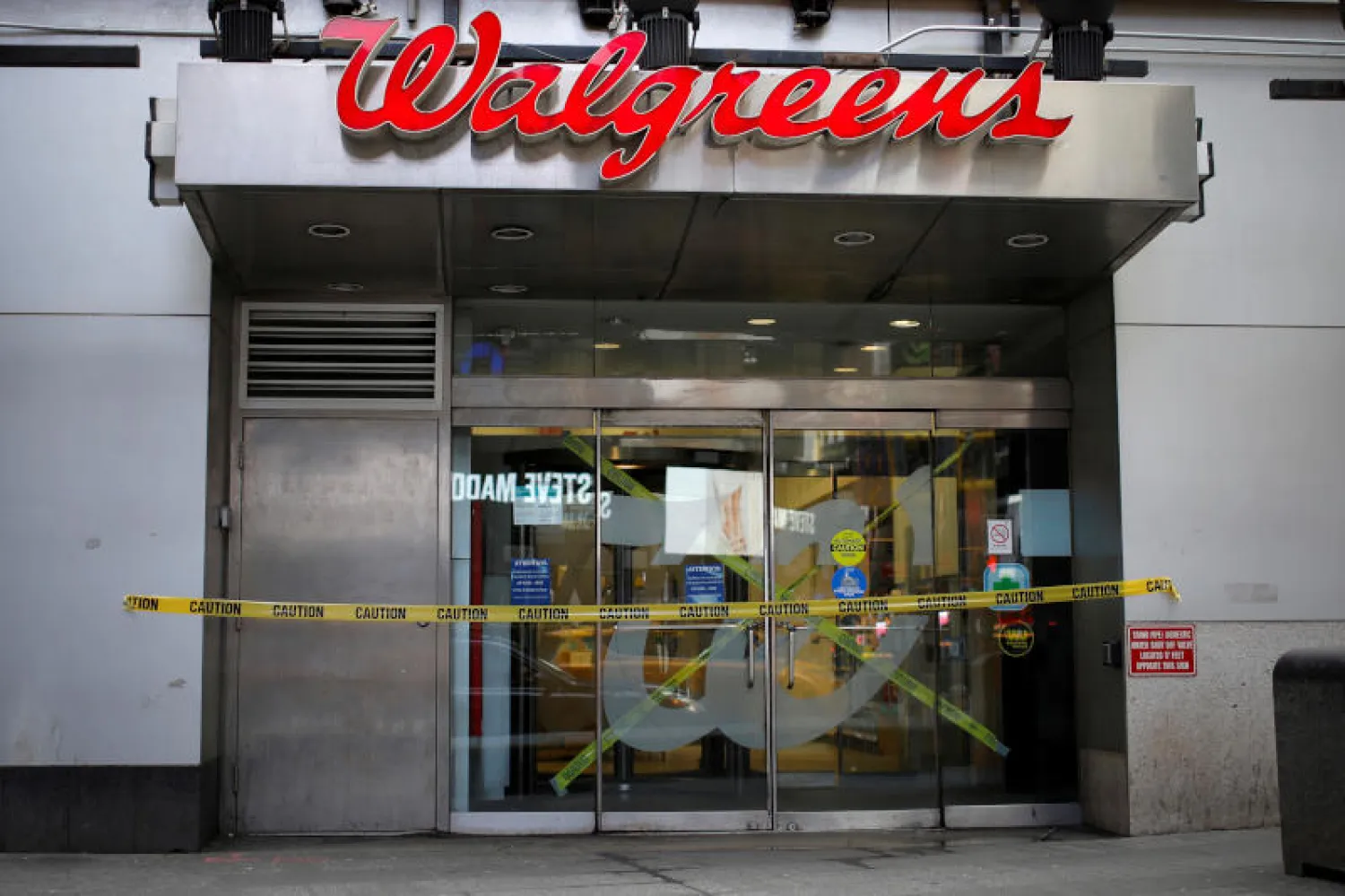 صيدلية مغلقة بسبب تفشي «كورونا» في مانهاتن بنيويورك (رويترز)