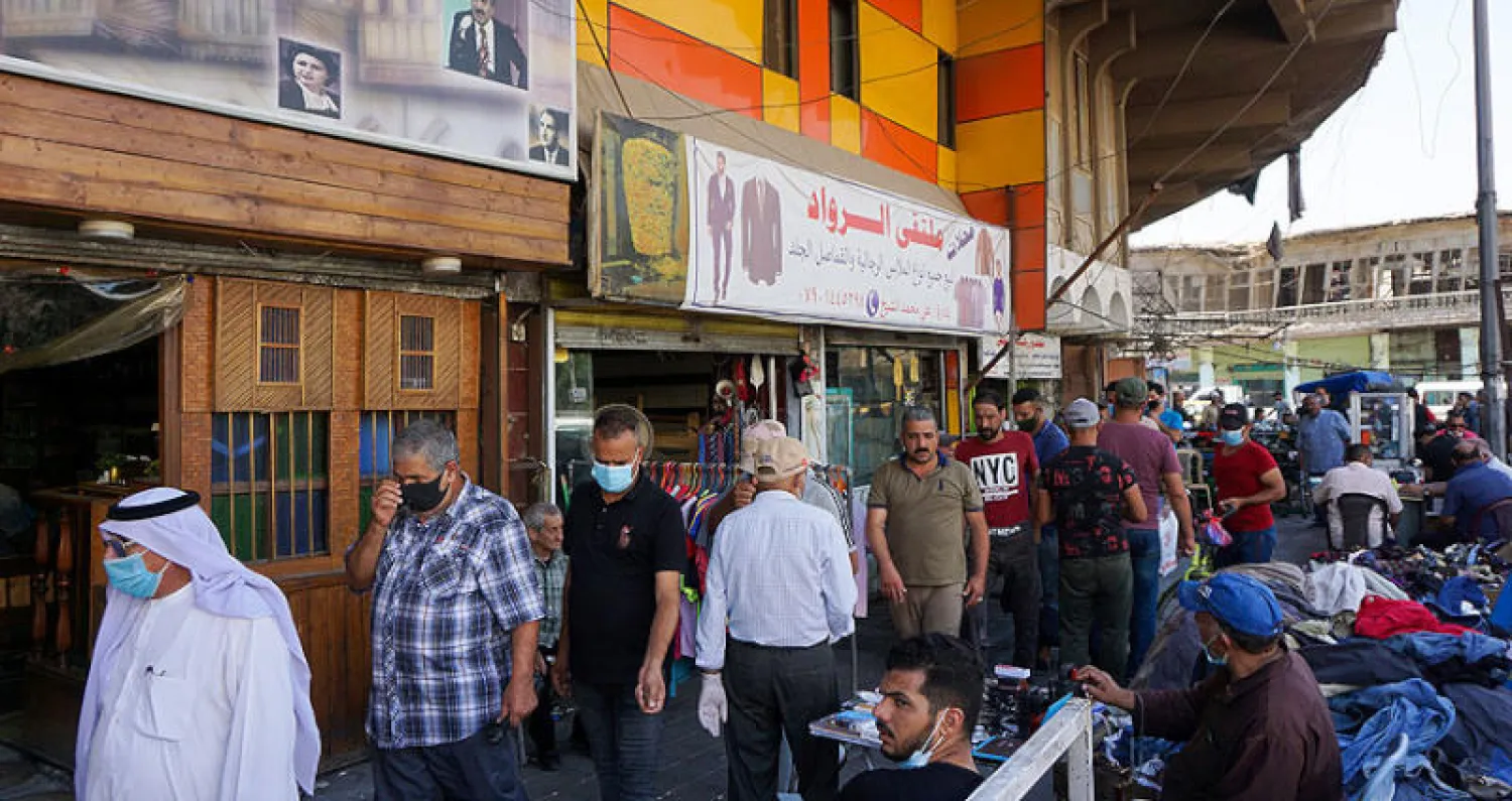 عراقيون بشارع الرشيد التجاري في بغداد (أ.ف.ب)