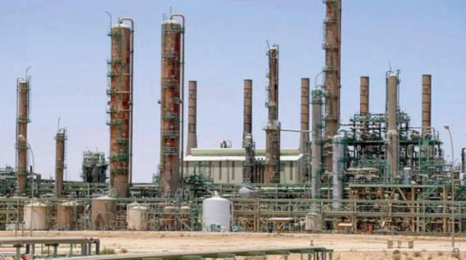Libya’nın kuzeyindeki Ras Lanuf’da bir petrol rafinerisi (AFP)