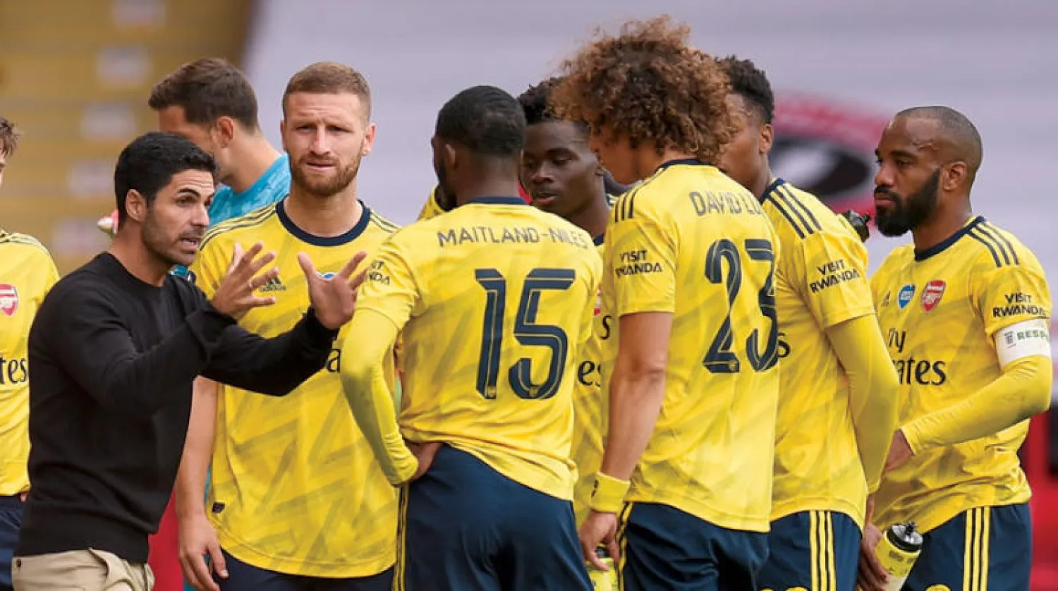 هل يملك أرتيتا القرار في صفقات اللاعبين أم انتقل الأمر إلى جورابشيان وأعوانه؟ (إ.ب.أ)