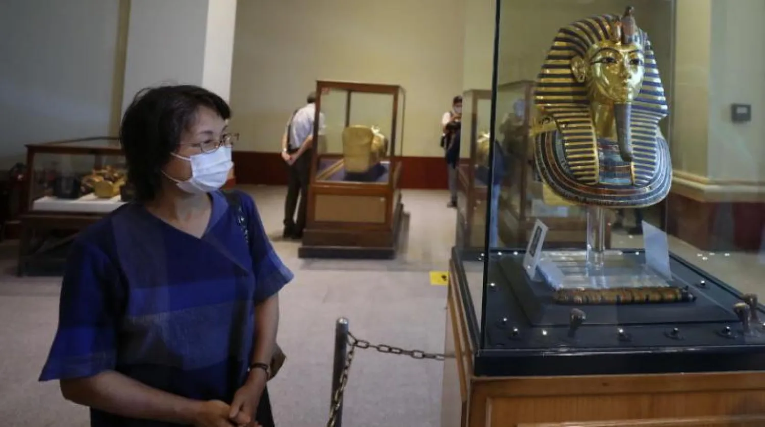 Bir turist tarihi eserler bölgelerinin tekrar açılması ile Kahire’de Mısır Müzesi’nde Kral Tutankhamun altın maskesini görmek için bekliyor (EPA)