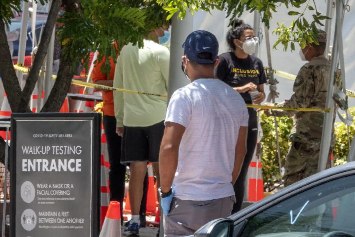 أشخاص يصطفون من أجل إجراء فحوص «كورونا» في فلوريدا (إ.ب.أ)