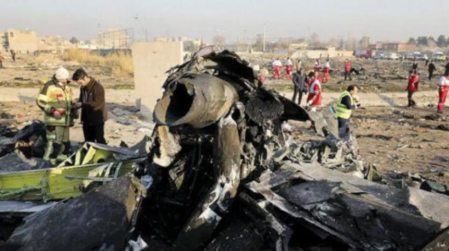 فرق الإنقاذ تبحث عن أشلاء الضحايا في موقع سقوط الطائرة الأوكرانية المنكوبة قرب طهران (أرشيفية - أ.ب)
