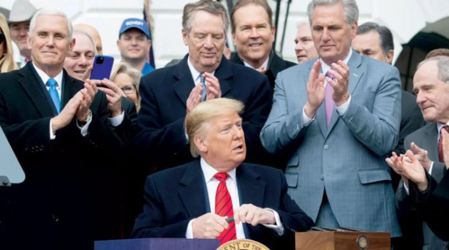 Trump görüşmelerinde ve toplantılarında maske takmayı ısrarla reddediyor (AFP)