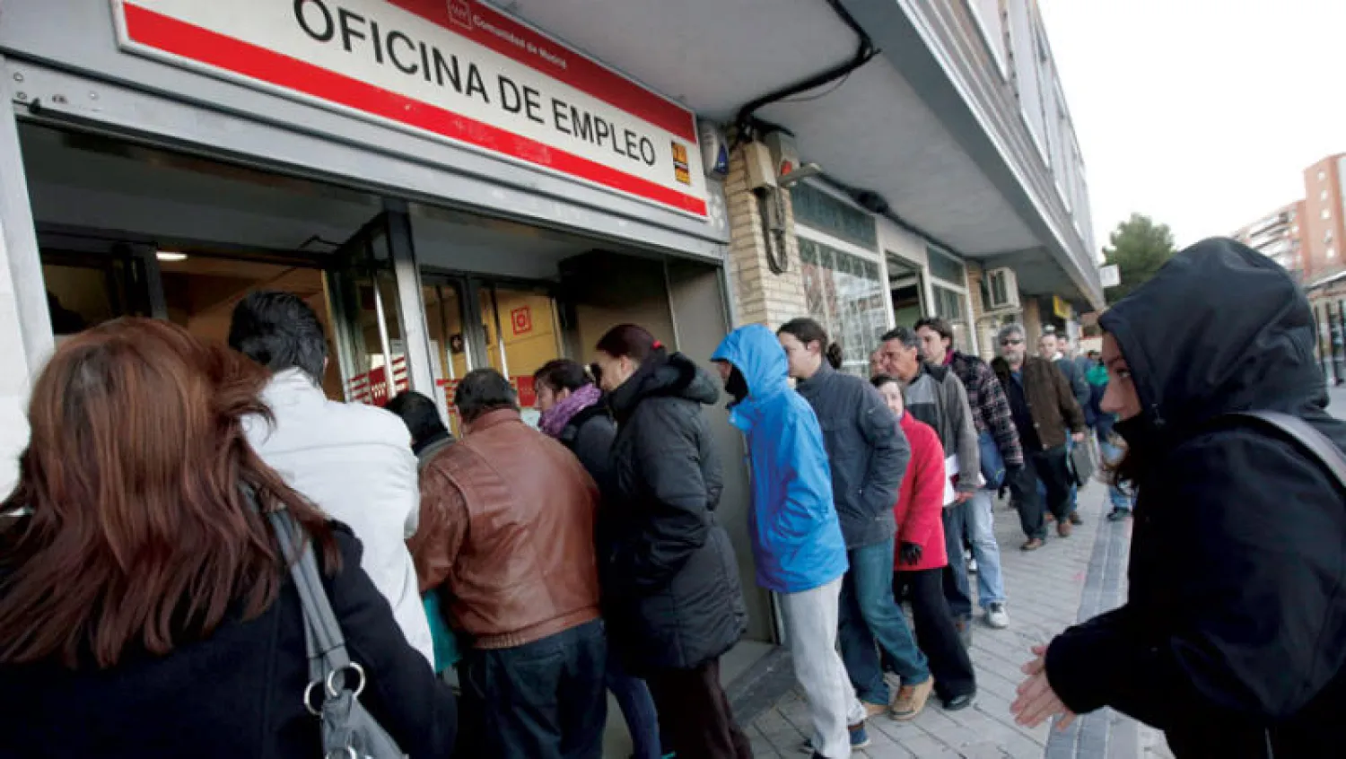 أثرت الظروف الاقتصادية في منطقة اليورو بشكل أكبر على عمل النساء والشباب (رويترز)