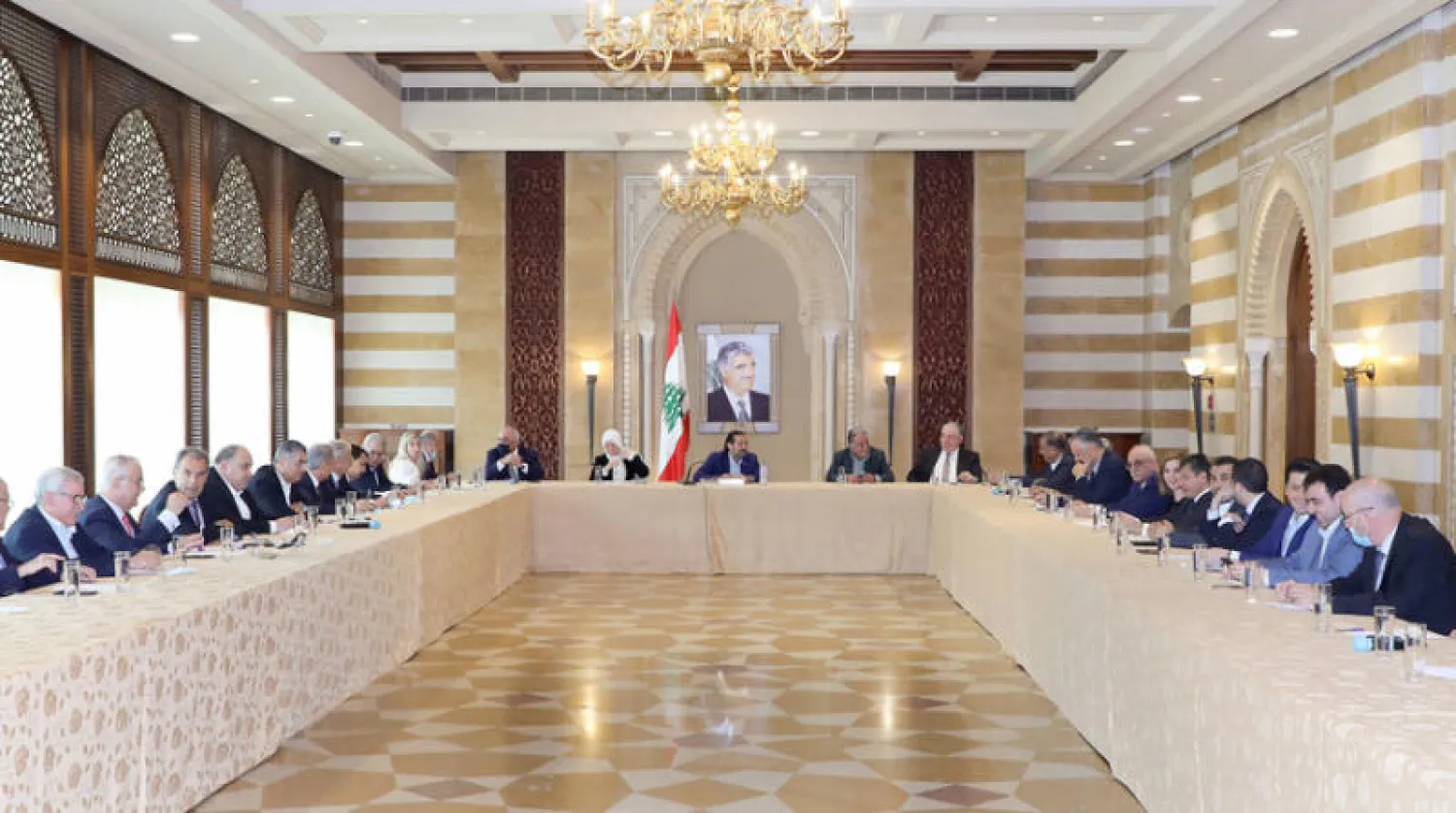 سعد الحريري مترئساً الاجتماع الأخير لكتلة «المستقبل» الذي ضم عدداً من الوزراء والنواب السابقين (دالاتي ونهرا)