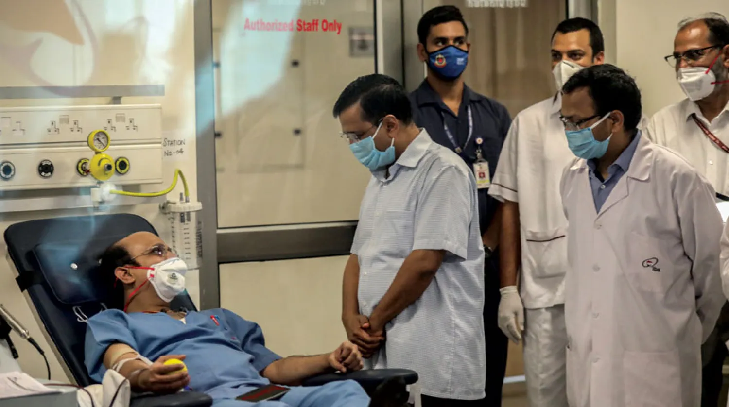 متبرع بالبلازما في أحد مستشفيات نيودلهي أمس (إ.ب.أ)