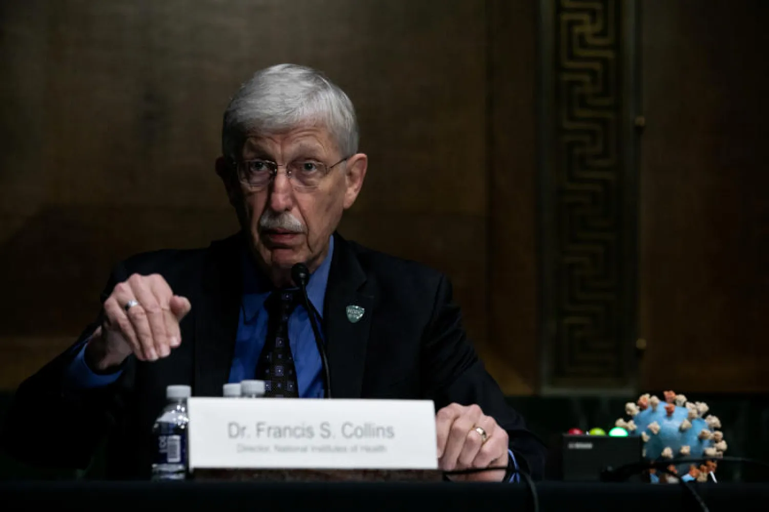 مدير «المعاهد الوطنية الأميركية للصحة» الدكتور فرنسيس كولينز يتحدث أمام لجنة في مجلس الشيوخ (رويترز)