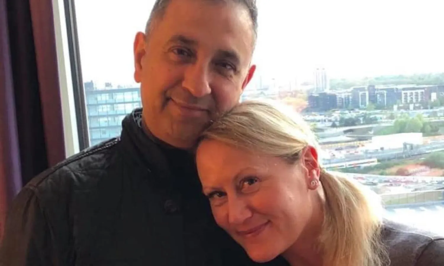 سو مارتن مع زوجها مال (صورة من حسابها على «فيسبوك»)