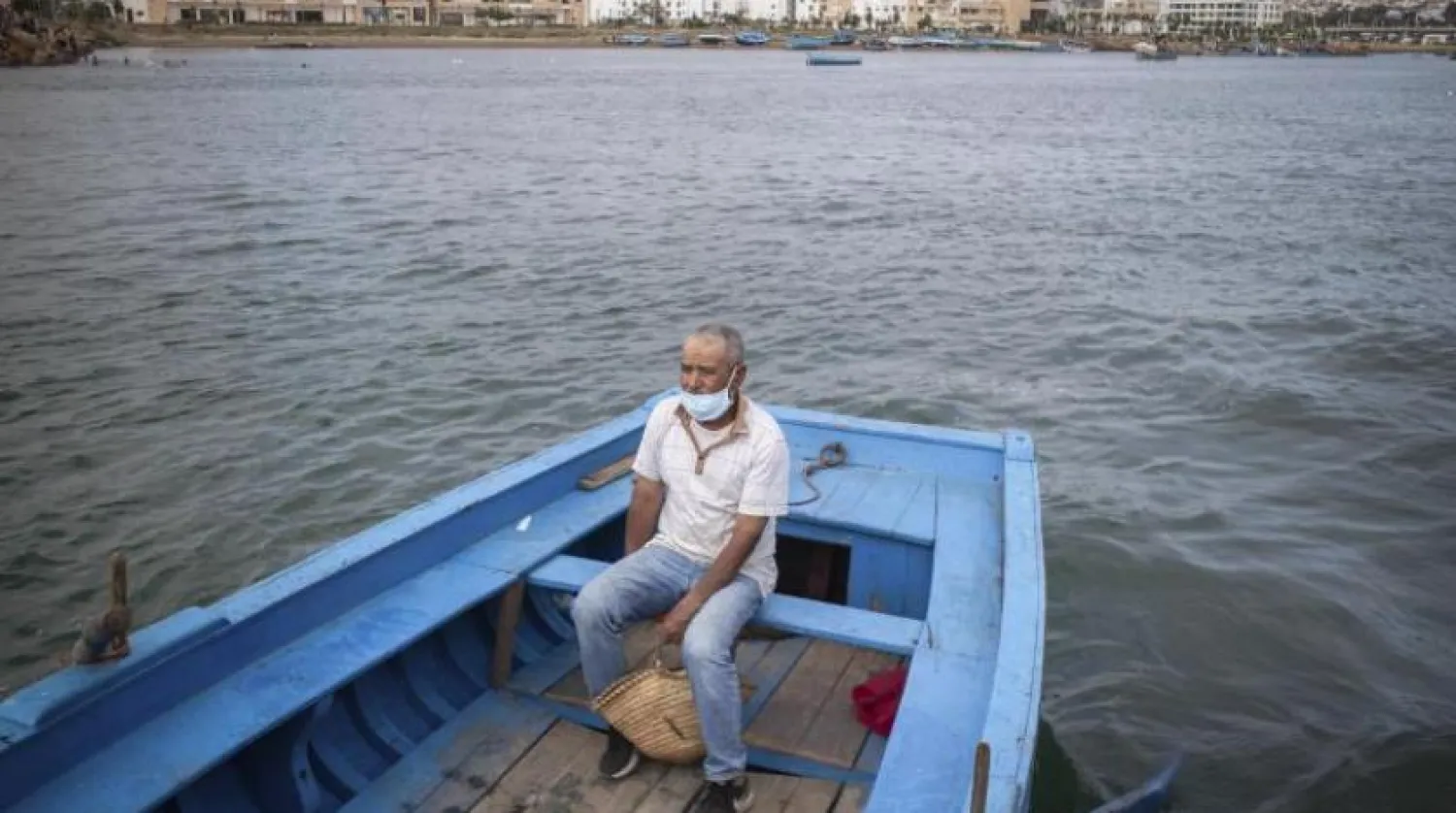 شهروند مراکشی پس از برداشته شدن قرنطینه از ماسک استفاده می کند (آسوشیتد پرس)