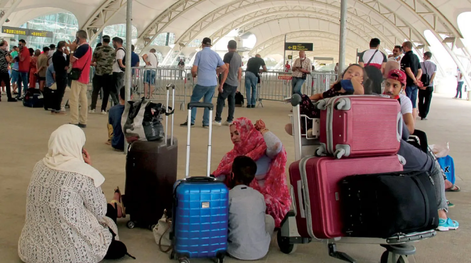 مسافرون ينتظرون موعد إقلاع طائرتهم في مطار هواري بومدين بالعاصمة الجزائرية يوم الأربعاء الماضي (أ.ب)