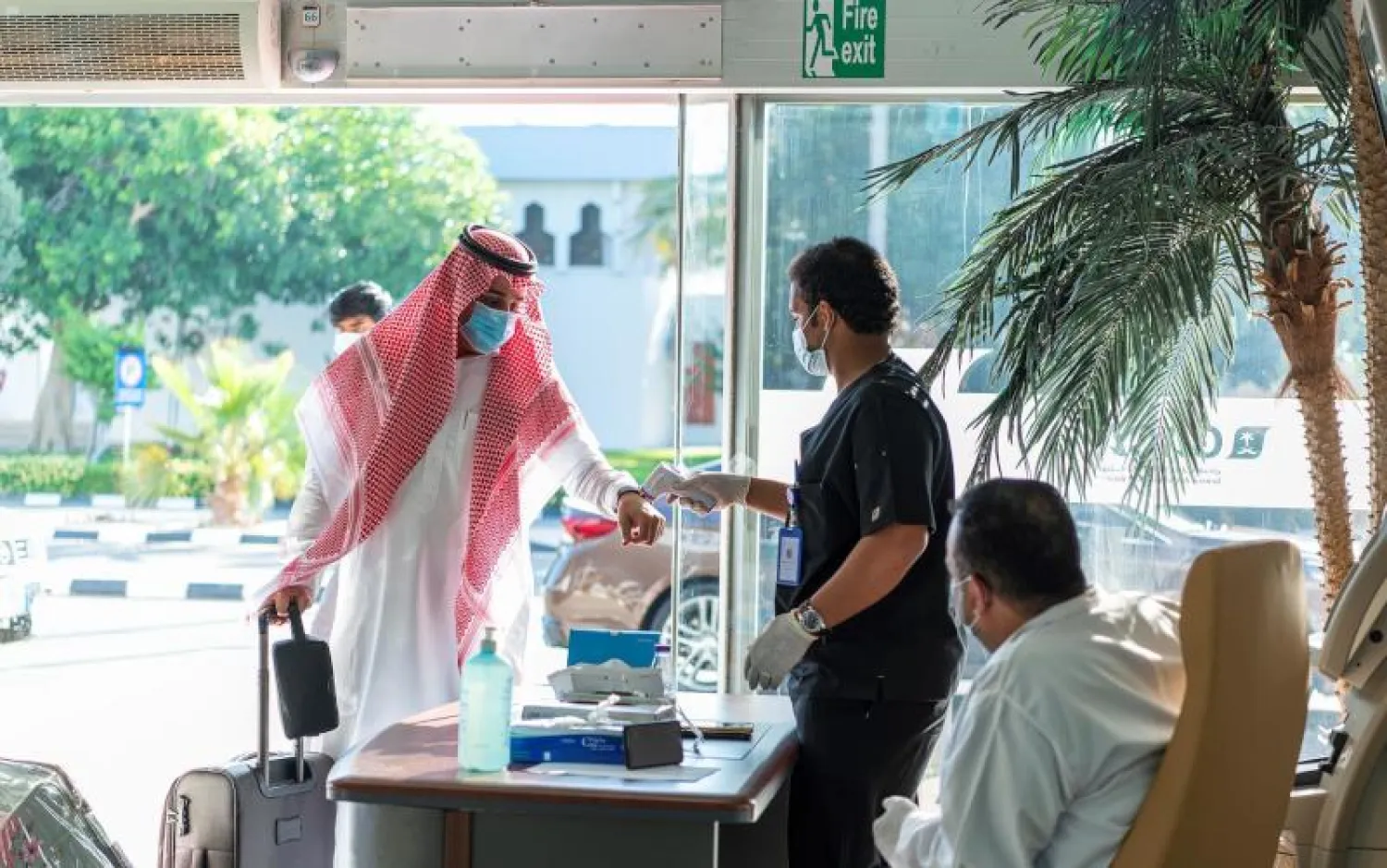 جانب من الإجراءات الوقائية في أحد المطارات السعودية (واس)