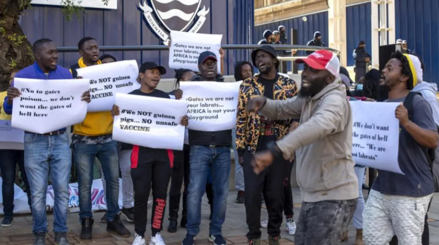 Güney Afrika'da göstericiler aşı testlerini protesto etti. (AP)