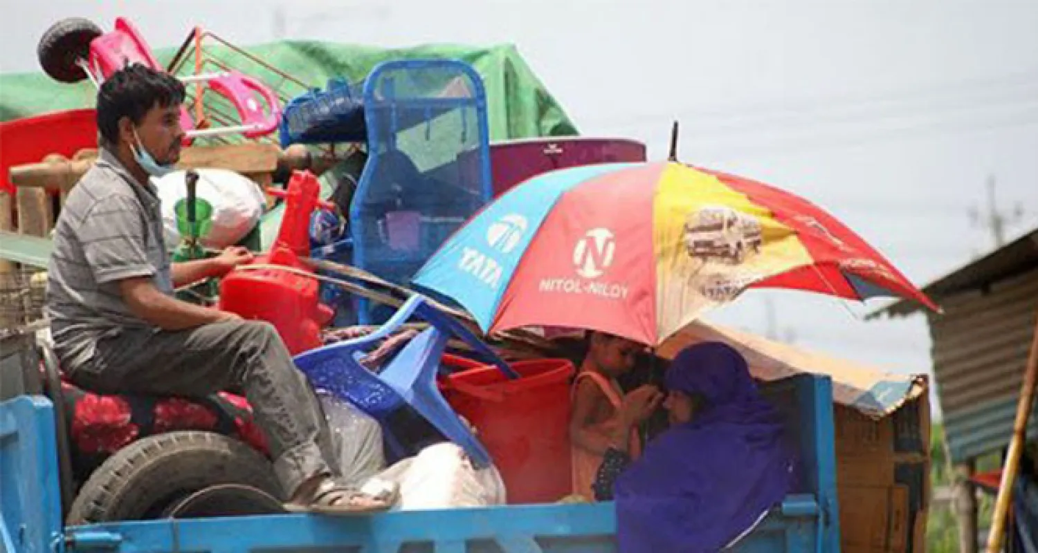 Bangladeş'te salgın nedeniyle işsiz kalan binlerce kişi başkenti terk ediyor