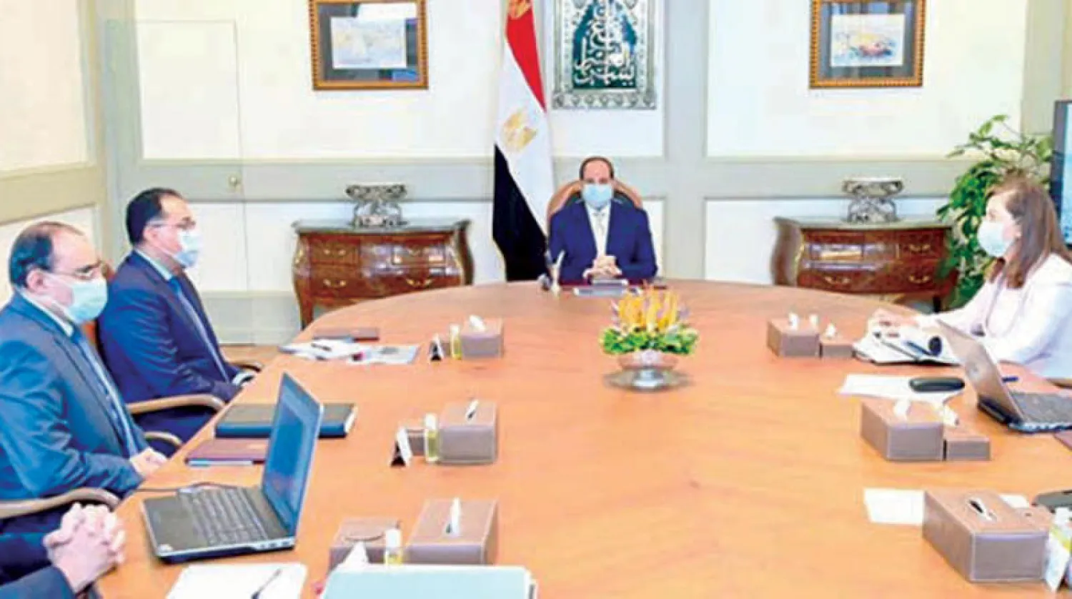 الرئيس المصري عبد الفتاح السيسي في اجتماع بالقاهرة أمس مع عدد من المسؤولين الحكوميين (الرئاسة المصرية)
