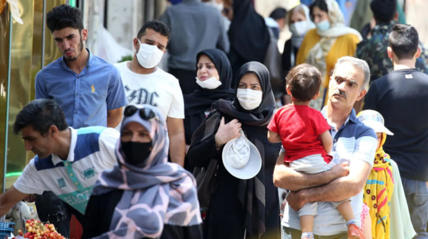 الرئيس الإيراني يدعو إلى عدم تقديم الخدمات للذين لا يضعون كمامات  (إ.ب.أ)