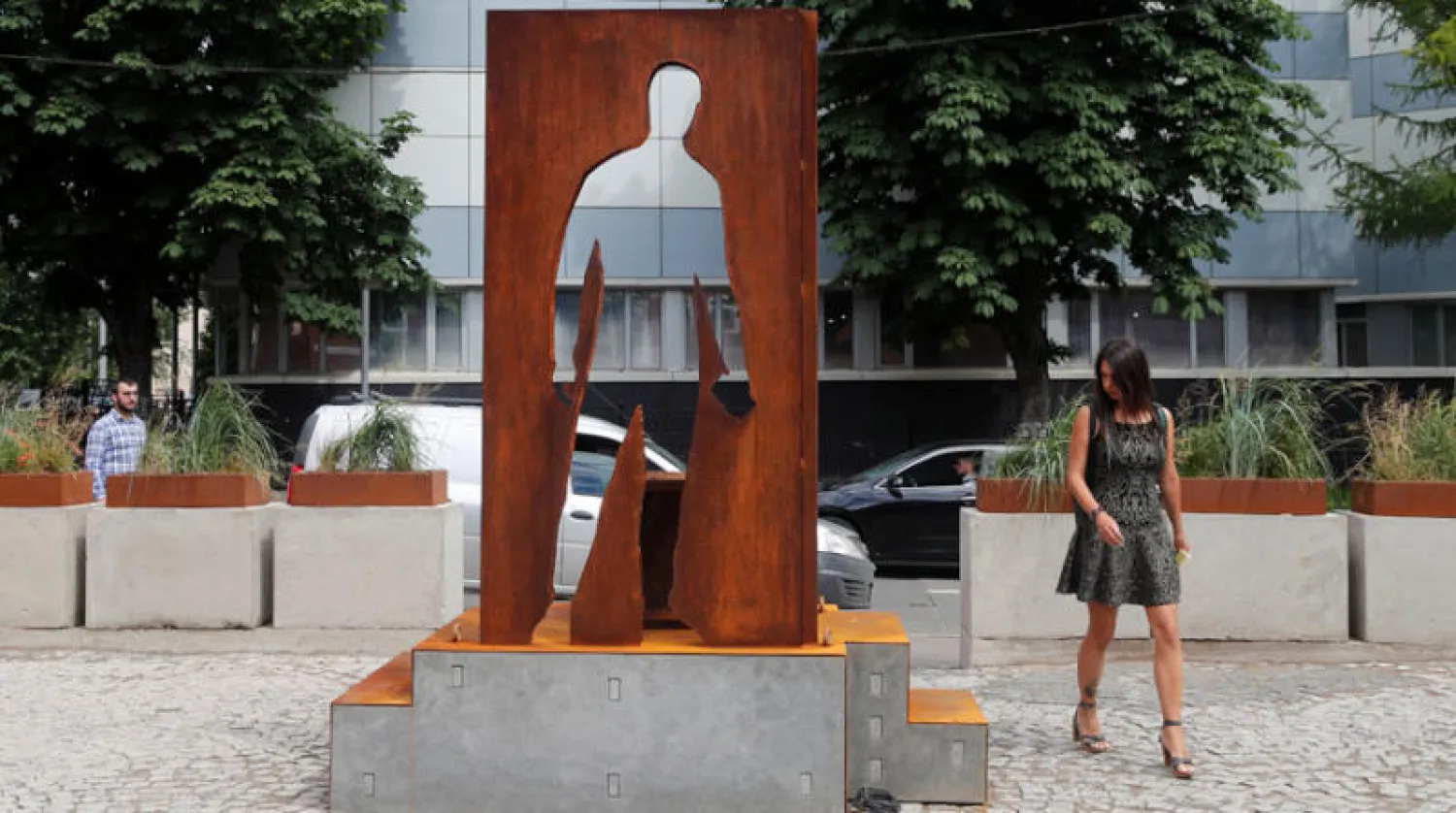 النصب التذكاري الذي أزيح عنه الستار في موسكو يوم الجمعة (رويترز)