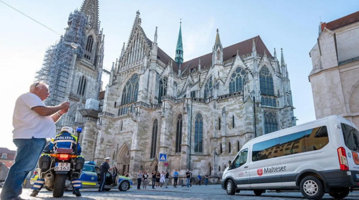 صورة سيلفي كادت تودي بحياة رجل داخل كاتدرائية