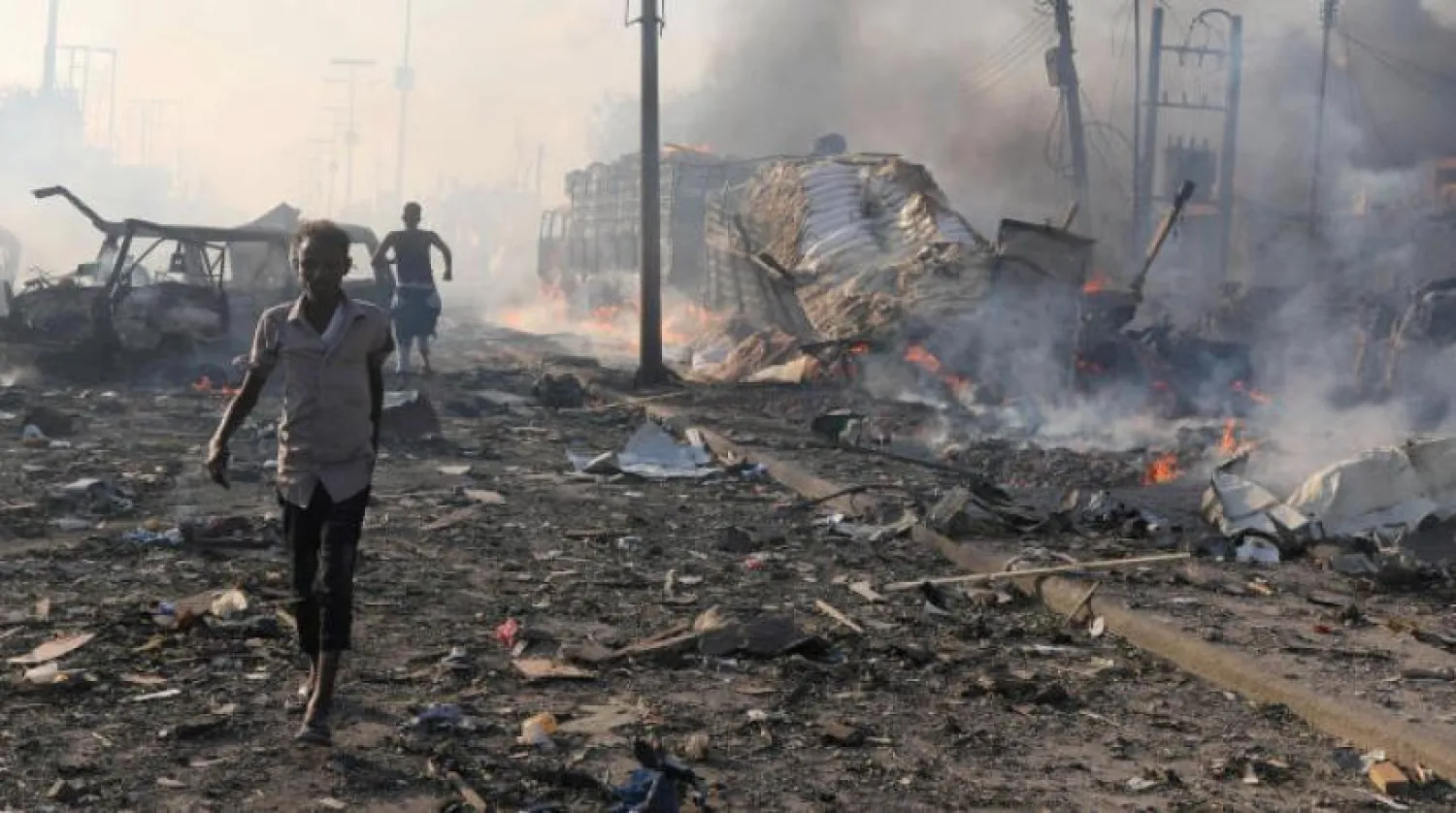 Eş-Şebab’ın Mogadişu’da düzenlediği saldırıdan kaçan siviller. (Arşiv-Reuters)
