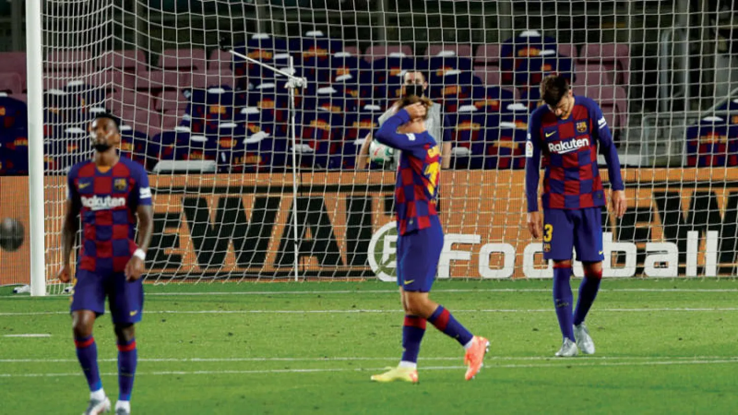 لاعبو برشلونة وآثار الانهيار بعد التعادل مع أتلتيكو وتسليم الصدارة للريال (رويترز)