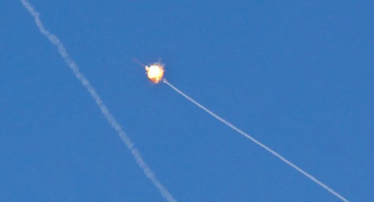 صورة أرشيفية لصاروخ أُطلق من قطاع غزة واعترضته منظومة القبة الحديدية الإسرائيلية في مايو 2019 (أ.ف.ب)