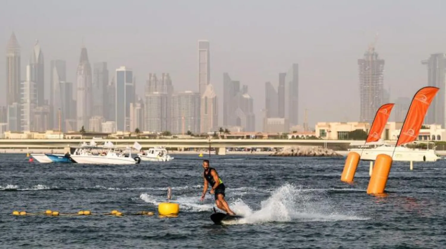 Dubai Su Sporları Festivali’nin ilk gününde etkinliğe katılan bir sporcu (AFP)