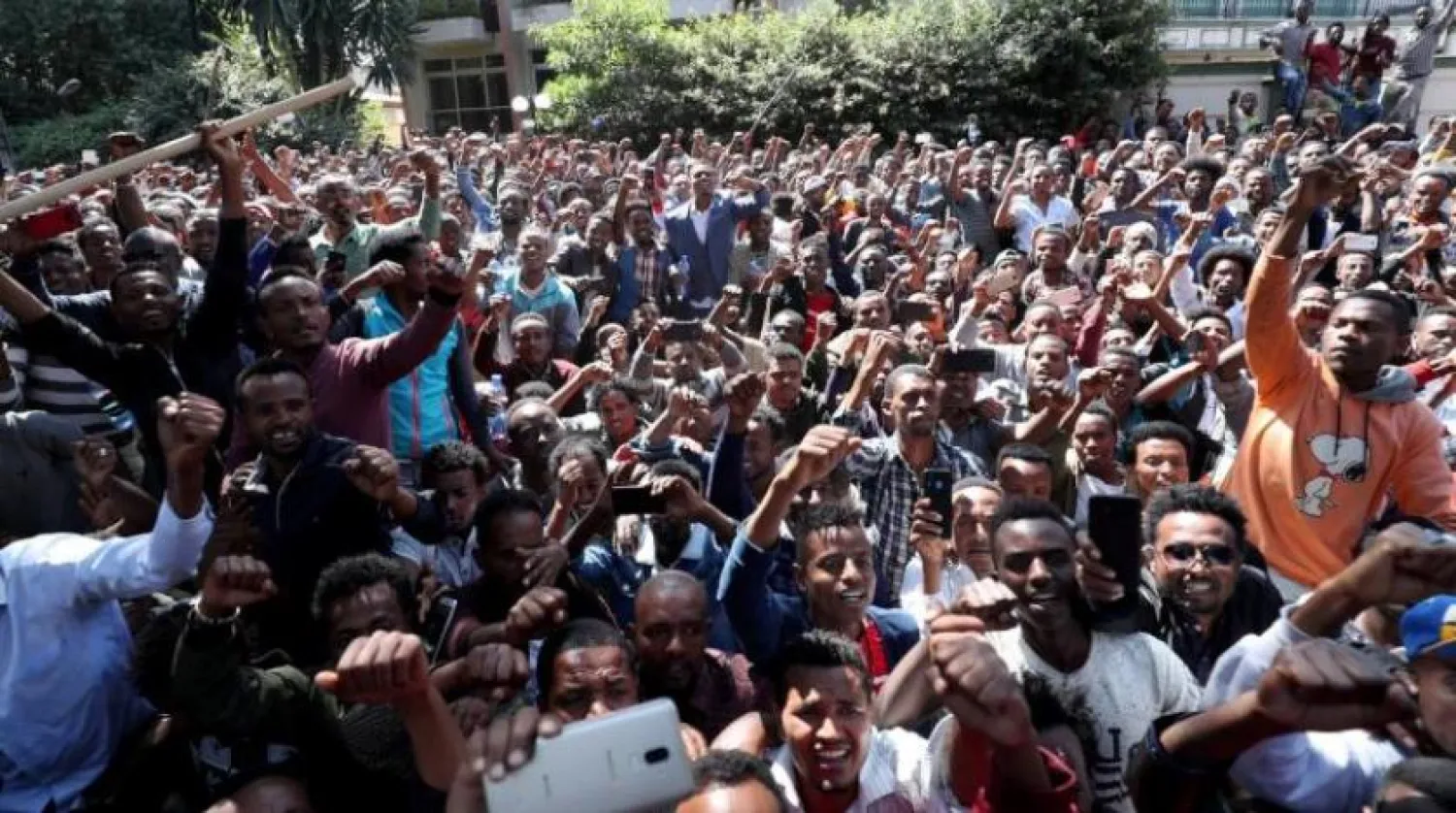 Addis Ababa’daki protestolara katılan Oromo kökenli bir grup genç (Arşiv-Reuters)