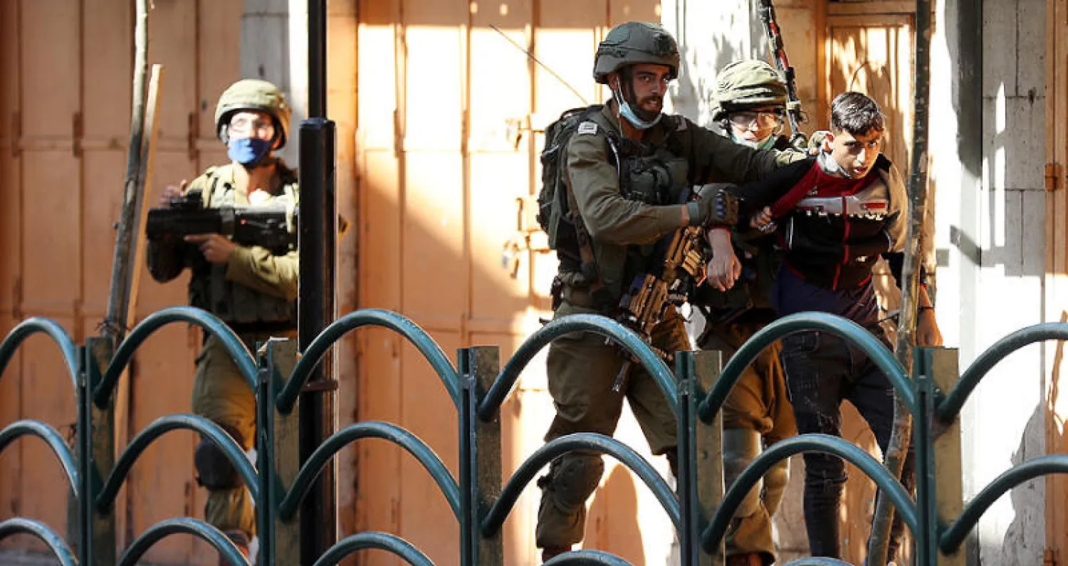 توقيف شاب فلسطيني في الخليل أثناء احتجاجات ضد ضم الضفة (إ.ب.أ)