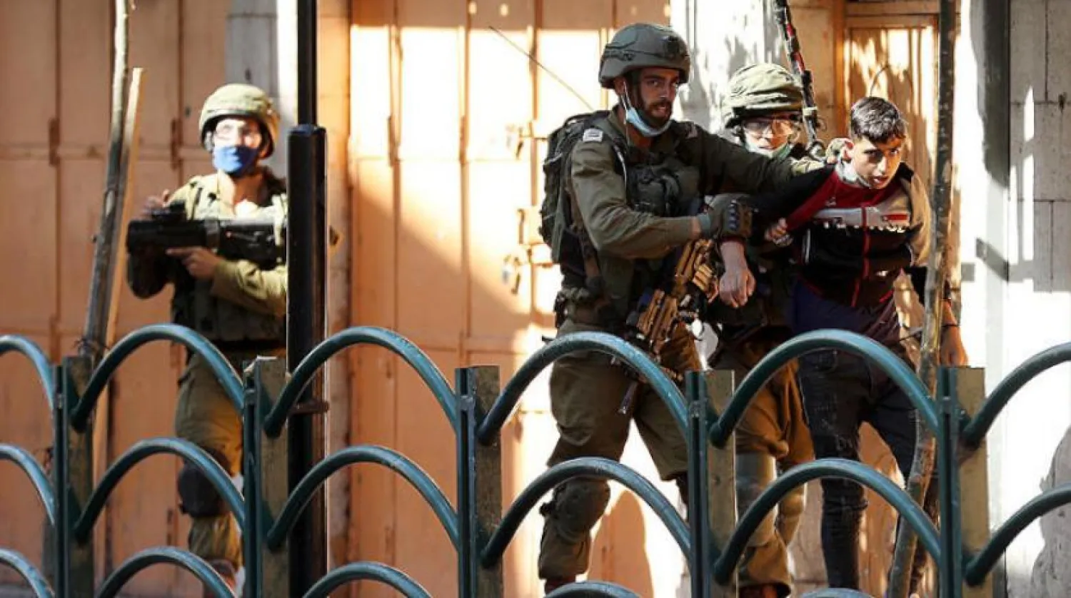 Batı Şeria’nın ilhakına yönelik protestolar sırasında Halil’de tutuklanan Filistinli bir genç (EPA)