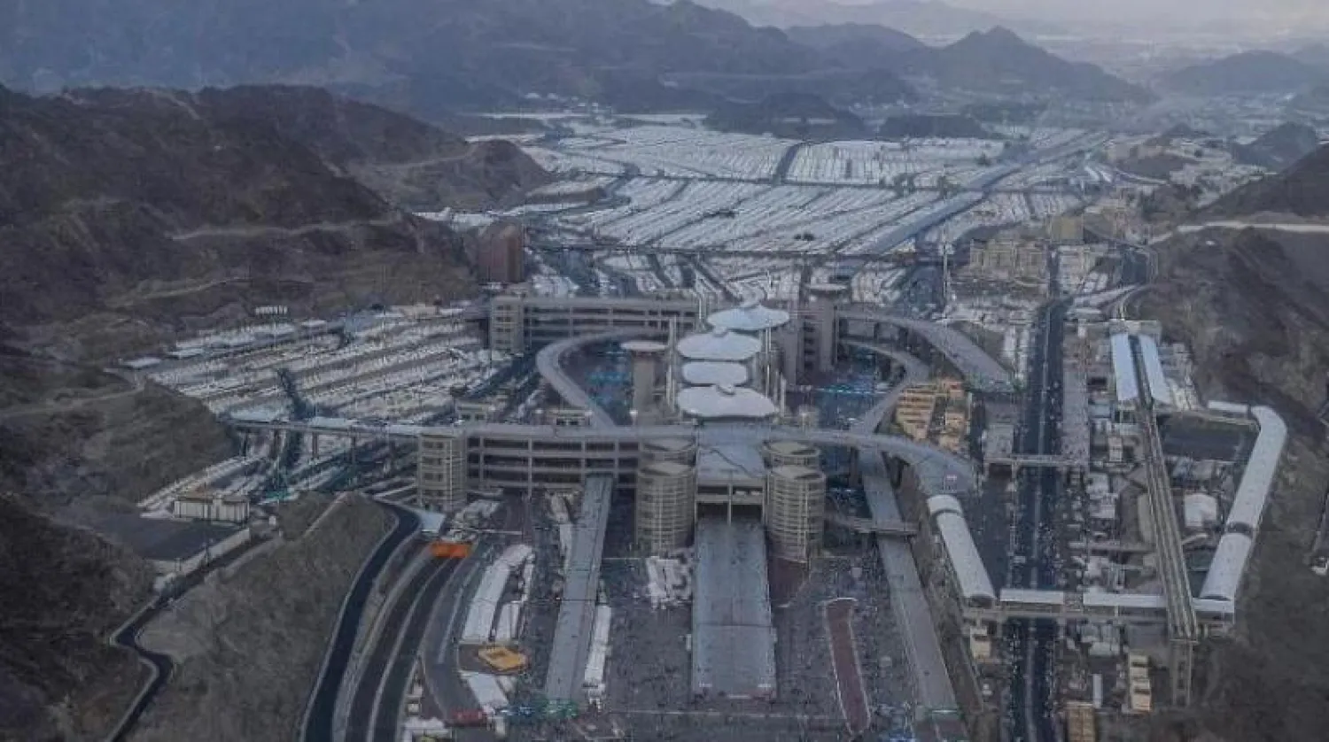 نوّهت الجهات المختصة بضرورة نشر الملصقات التوعوية في جميع المداخل والأماكن البارزة (واس)