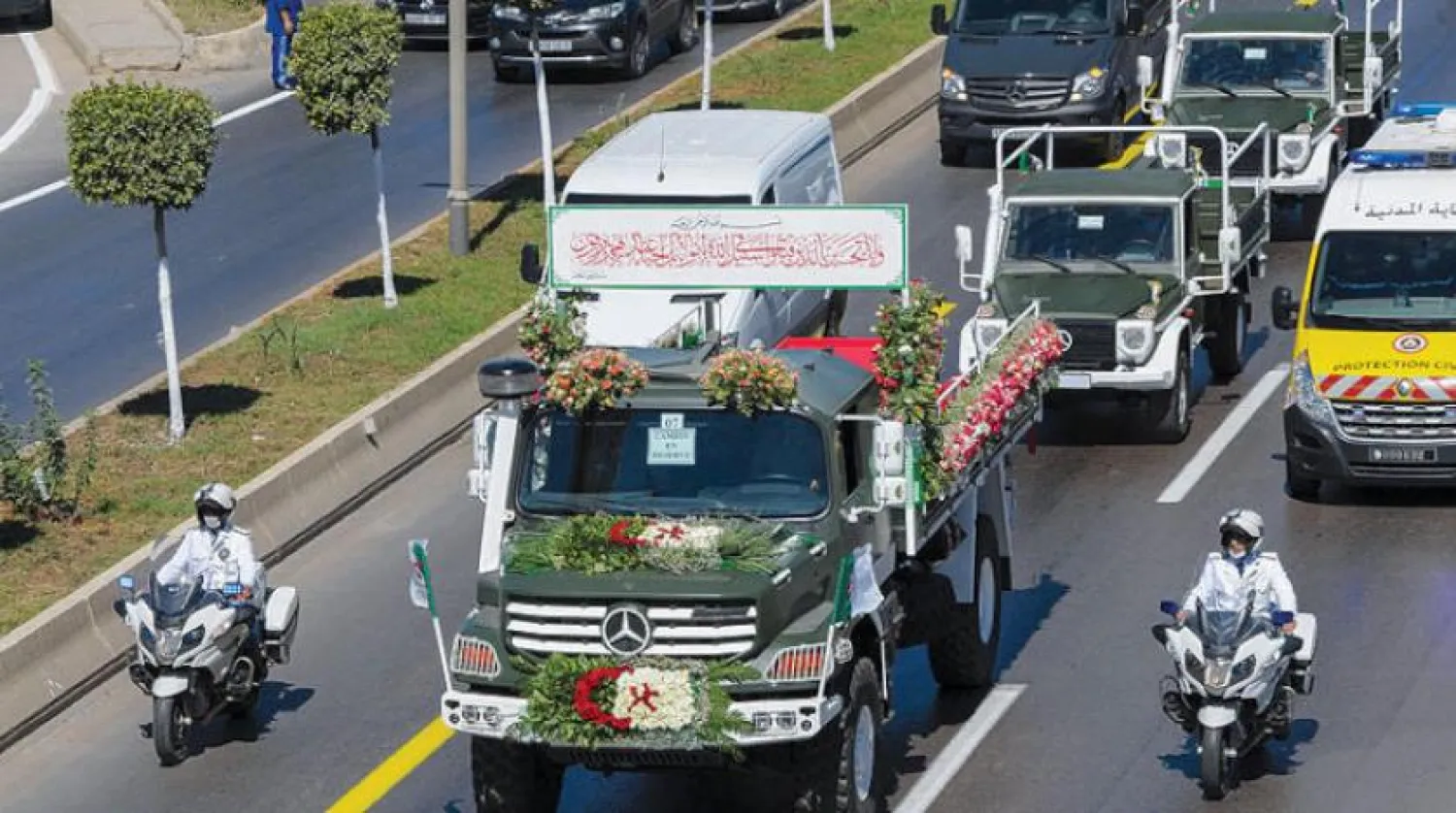 Cezayir’in başkentinde gerçekleştirilen cenaze töreninden bir kare (AFP)