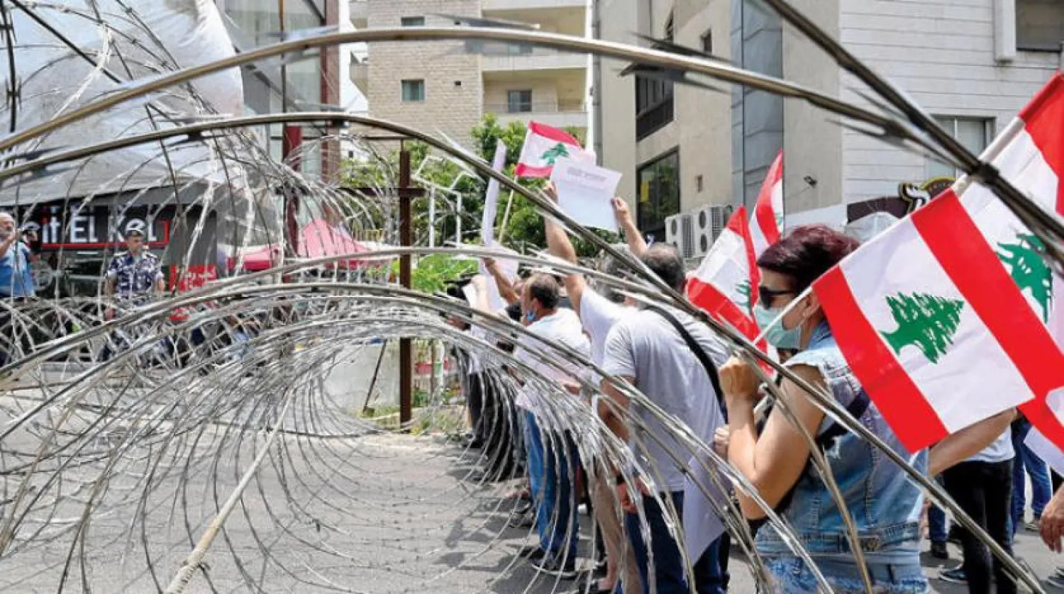 Beyrut’un merkezindeki eylemciler, ABD Büyükelçiliği yakınlarında tel örgülerle karşı karşıya kaldı (EPA)